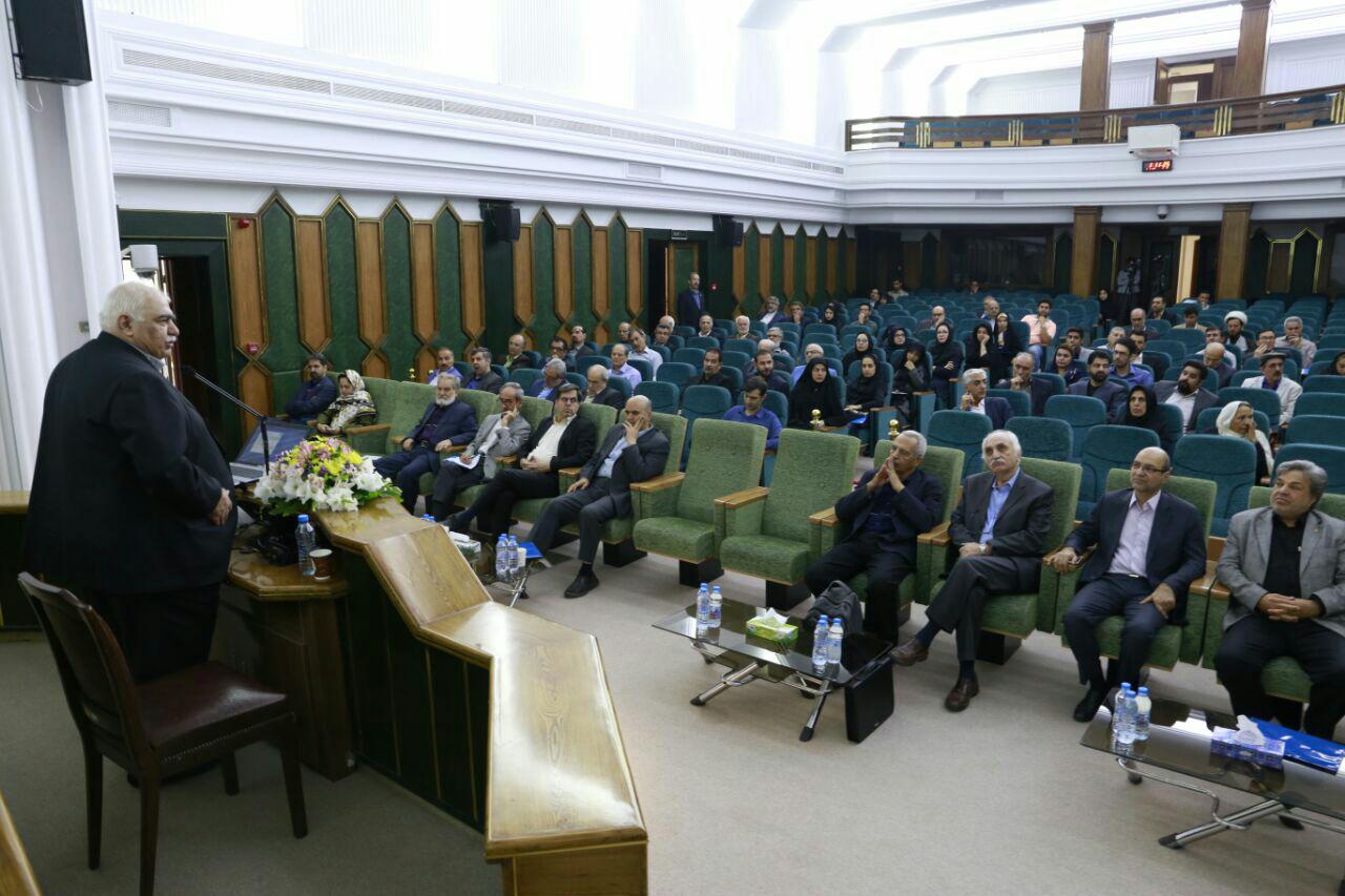 در نخستین همایش «در خودماندگی اقتصاد ایران، علت ها و راهکارها» بررسی شد:  قفل‌هایی بر پای توسعه و اقتصاد ایران